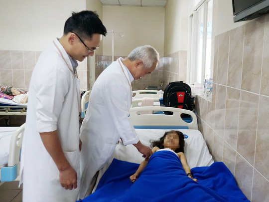 Sau phẫu thuật, bé gái còn phải mất nhiều thời tập luyện để phục hồi