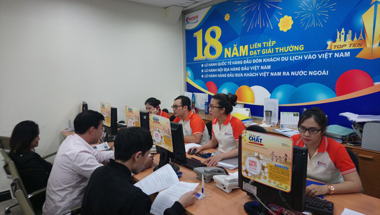 Khách mua tour dịp Tết Nguyên đán tại Fiditour. Ảnh: Linh Anh